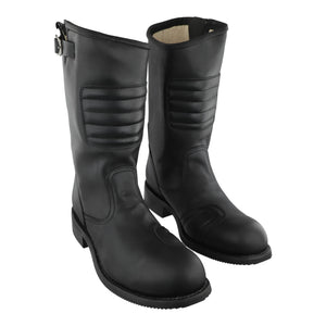 Detalle frontal botas de moto piel negra con refuerzo de protección