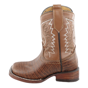 Toma cercana del empeine de bota vaquera infantil color miel