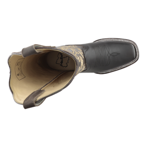 Toma cercana del empeine botas vaqueras piel graso para dama