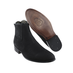 Botín charro nobuck negro para hombre con suela de vaqueta vista frontal