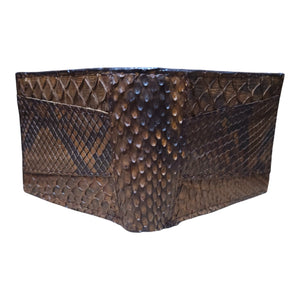 Cartera artesanal de piel genuina de pitón café vista posterior con escamas naturales