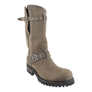Detalle de tiras con estoperoles y hebillas en botas Liberty Chopper