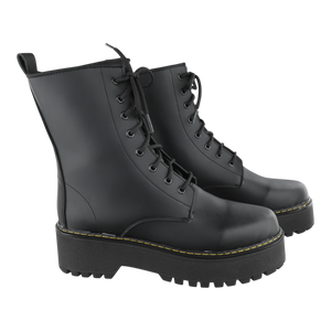 Vista lateral botas dark negras suela gruesa