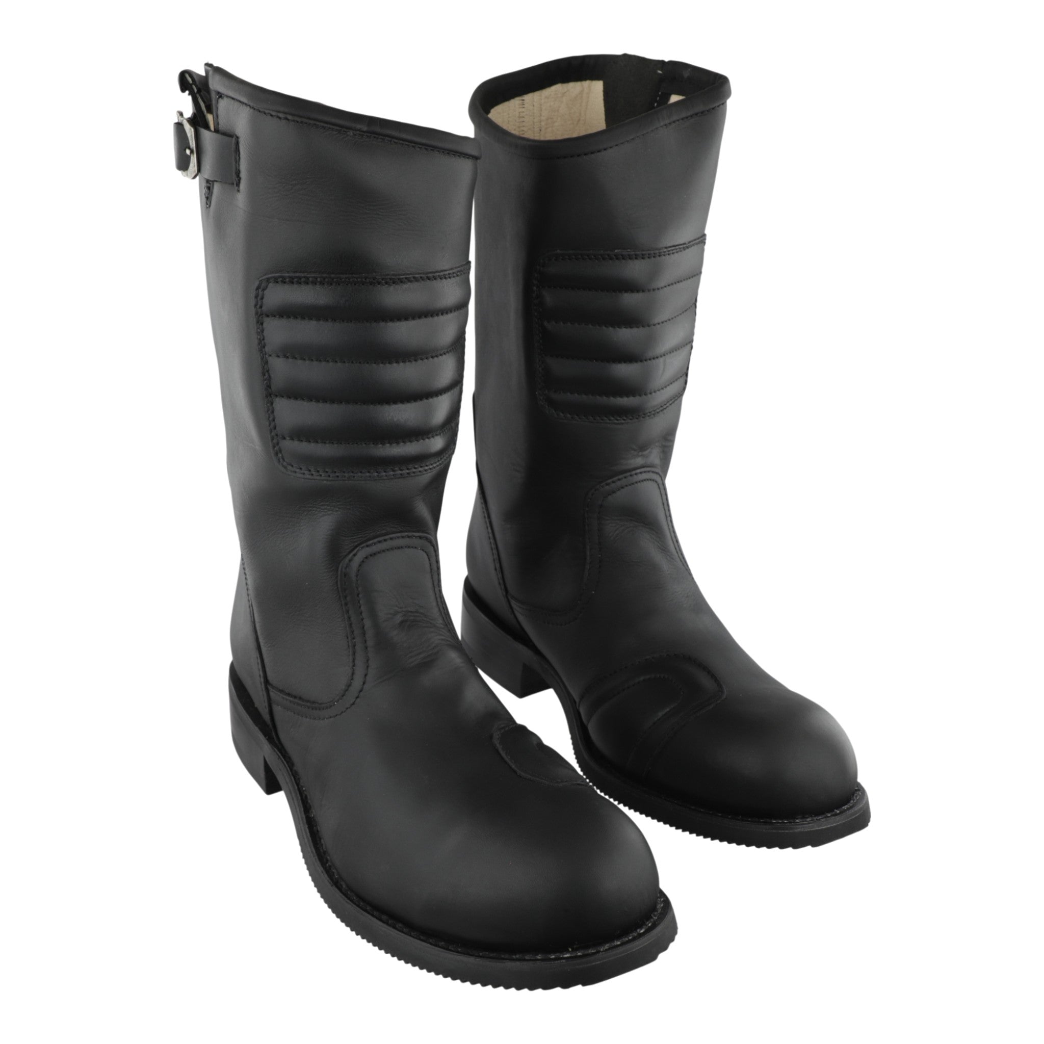 Detalle frontal botas de moto piel negra con refuerzo de protección