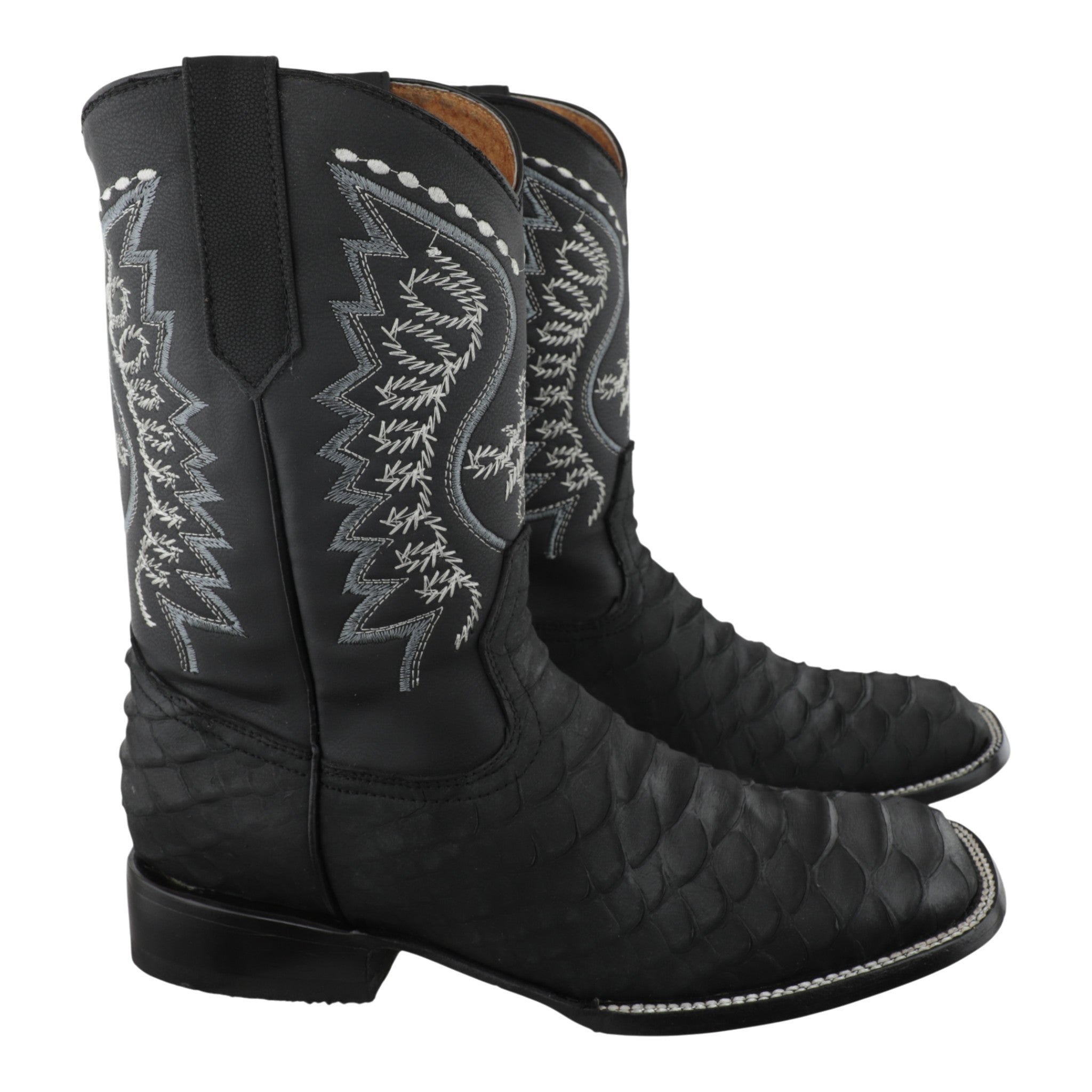 Detalle textura pitón en botas vaqueras con punta bulldog