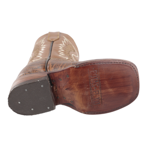 Vista del tacón y suela vaquera Bulldog en botas de niño color miel