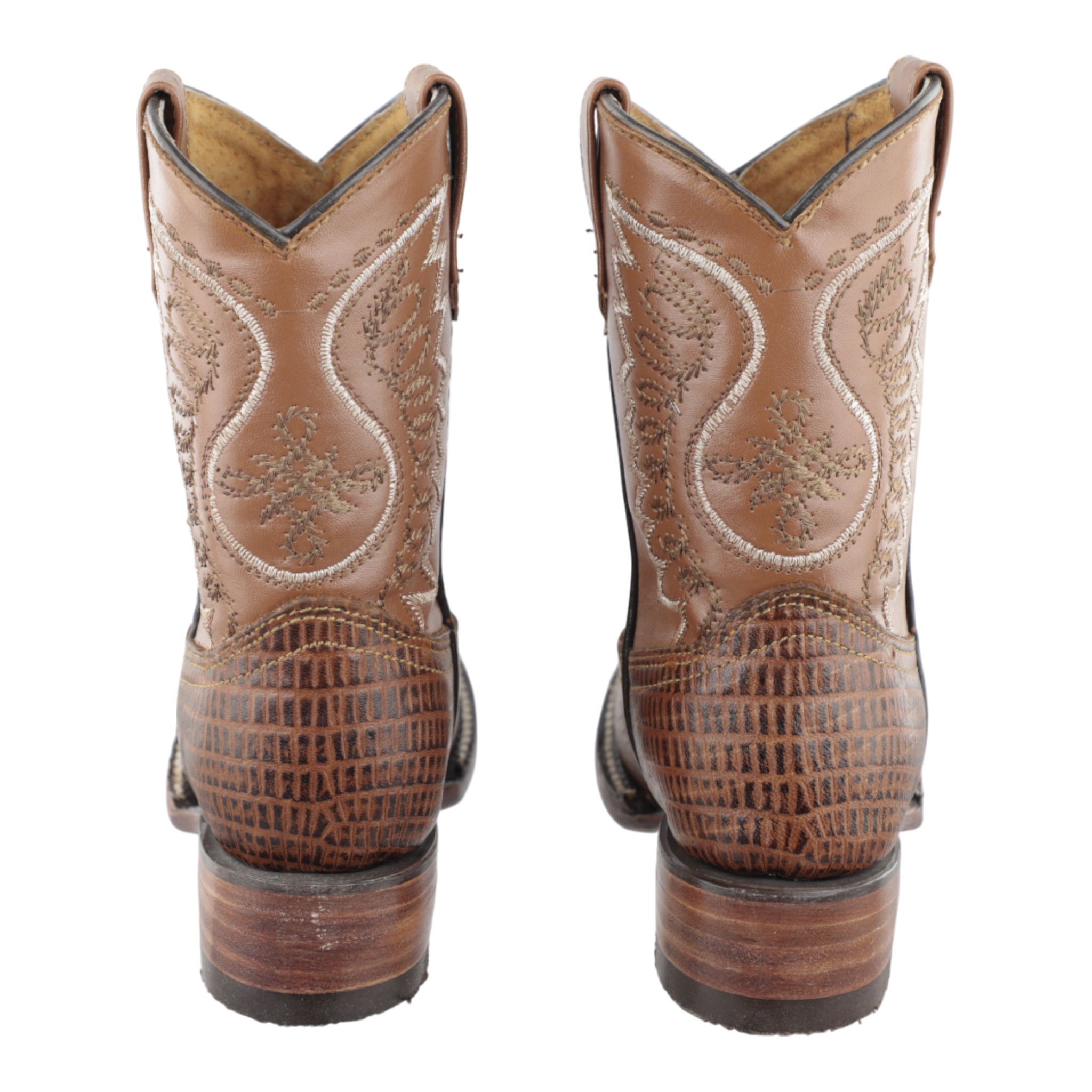 Detalle de piel grabada estilo armadillo en botas vaqueras para niño color miel