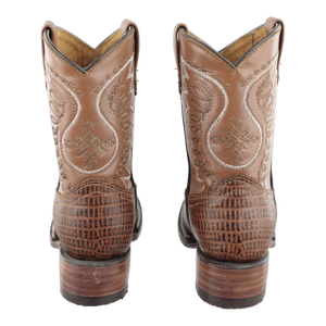 Detalle de piel grabada estilo armadillo en botas vaqueras para niño color miel