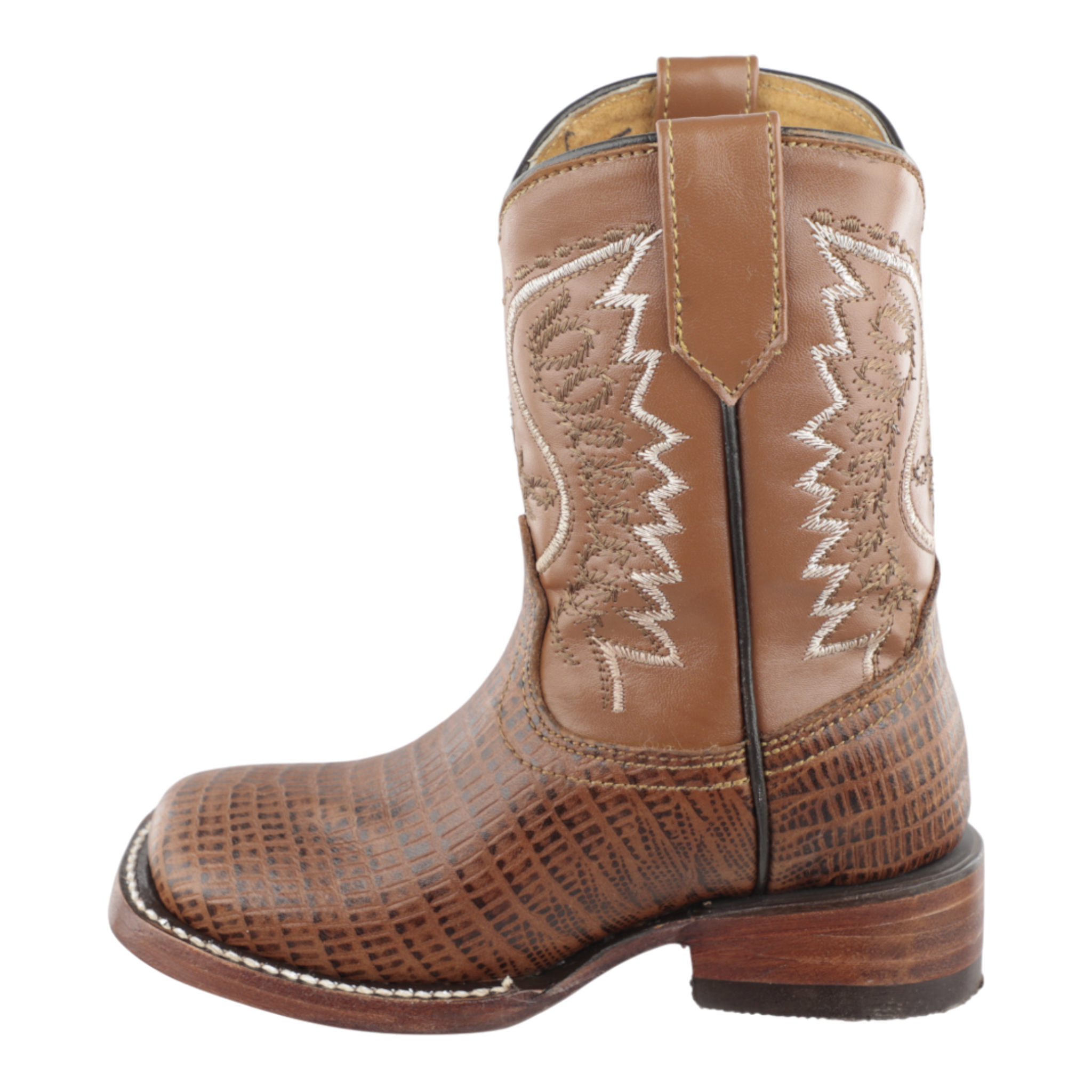 Toma cercana del empeine de bota vaquera infantil color miel