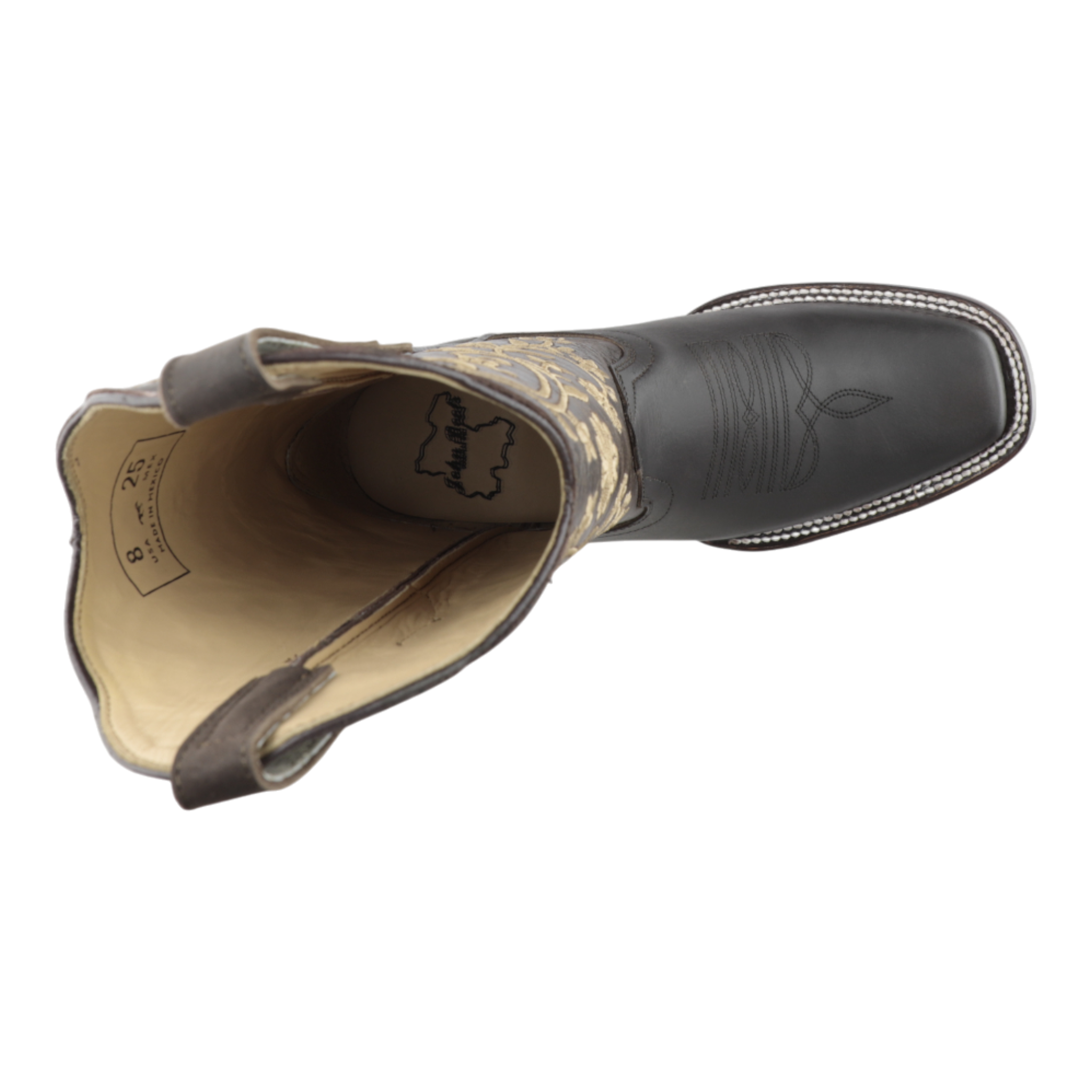 Toma cercana del empeine botas vaqueras piel graso para dama