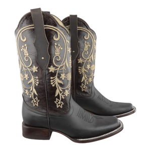 Detalle del bordado floral en el tubo botas western de dama