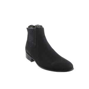 Botín charro nobuck negro combinado con jeans estilo vaquero mexicano