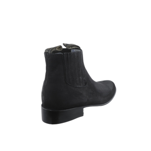 Vista posterior de botín charro negro con jaladeras laterales reforzadas