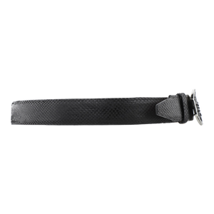 Textura de escamas de pitón original en cinturón vaquero negro con hebilla plateada
